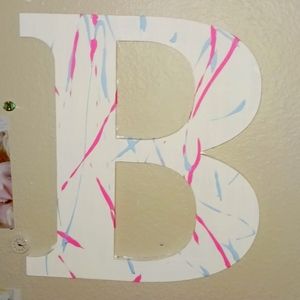 B wall decor
